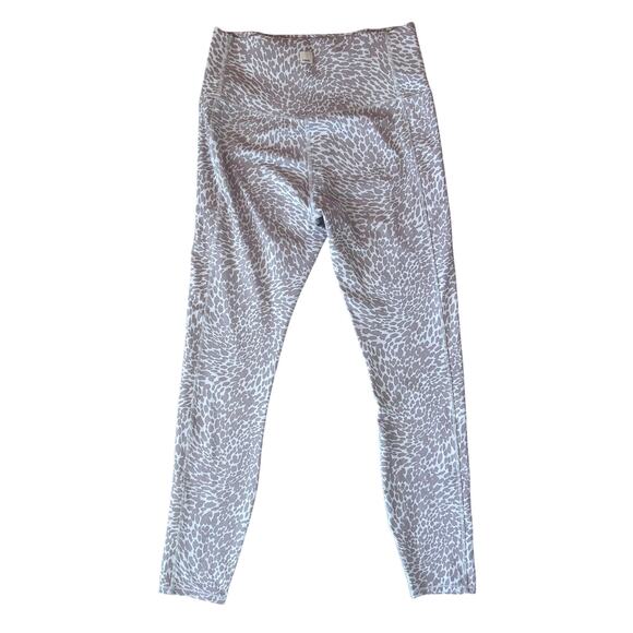 Vuori Studio Pocket Legging VW446 Tan and White Animal Print Womens Size Medium - Picture 3 of 4